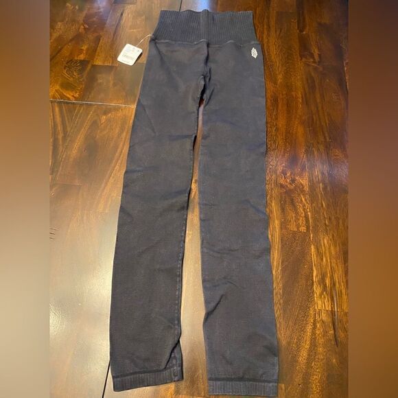 NWT FP Movement Good Karma Leggings “Washed Black” XS/S - Picture 3 of 7
